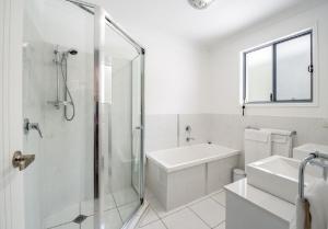 Bathroom sa Torquay Terrace Bed & Breakfast