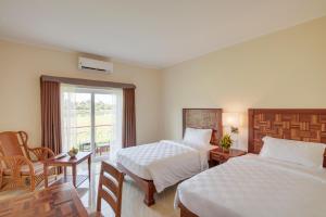 Postel nebo postele na pokoji v ubytování Sokha Palace Siem Reap Hotel