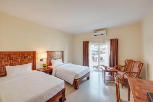 Postel nebo postele na pokoji v ubytování Sokha Palace Siem Reap Hotel