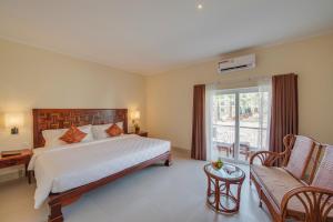 Postel nebo postele na pokoji v ubytování Sokha Palace Siem Reap Hotel