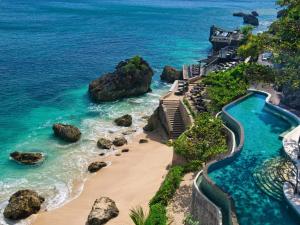 - une vue aérienne sur l'océan et la plage dans l'établissement RIMBA by AYANA Bali, à Jimbaran