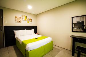 Postel nebo postele na pokoji v ubytování Jade Hotel and Suites