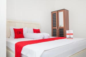 Un pat sau paturi într-o cameră la RedDoorz near Telkom Corporate University