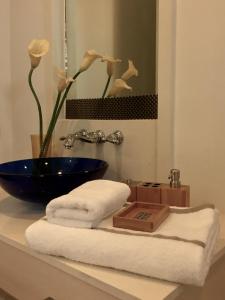 een badkamer met een wastafel, handdoeken en een blauwe kom bij Marrakesh Residence 325 in Hua Hin