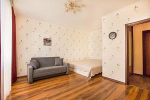 トリヤッチにあるForest Story Apartment SUTKI LIFEのリビングルーム(ソファ、ベッド付)