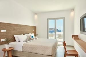 Letto o letti in una camera di Manoula's Beach Mykonos Resort
