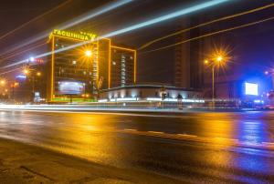 
a city street at night with traffic lights at Hotel Yubileiny in Minsk
