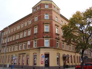 un bâtiment en briques avec une tour en haut dans l'établissement Hotel Elisenhof, à Chemnitz