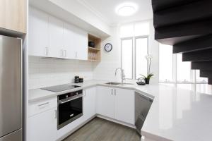 A kitchen or kitchenette at Stay Fresh - Fremantle CBD