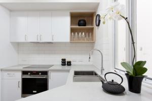 
A kitchen or kitchenette at Stay Fresh - Fremantle CBD
