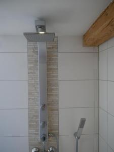W łazience znajduje się prysznic i umywalka. w obiekcie Ferienhaus Am Skihang w mieście Altenberg