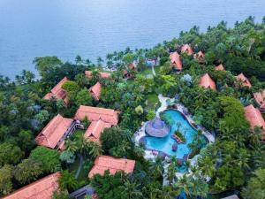 vista aerea di un resort con piscina di Anantara Hua Hin Resort - SHA Certified a Hua Hin
