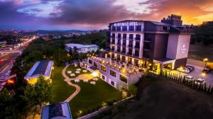 ムダンヤにあるHeybeli Hotelの夜のホテルの航空写真