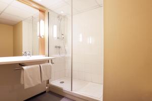 Een badkamer bij ibis Charleville Mezières