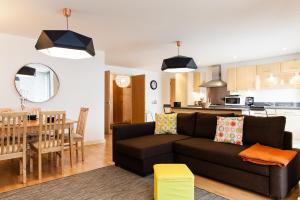 ロンドンにあるModern Central Apartmentのリビングルーム、キッチン(ソファ、テーブル付)