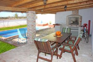Bazén v ubytování Ema Holiday Home nebo v jeho okolí