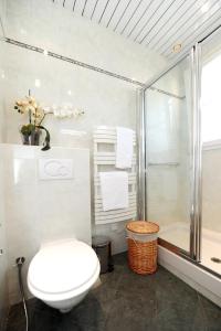 ニースにあるSuite Appartment La Buffa Five stars Holiday Houseの白いバスルーム(トイレ、シャワー付)