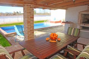 Bazén v ubytování Ema Holiday Home nebo v jeho okolí