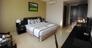 Postel nebo postele na pokoji v ubytování Viet Uc Hotel