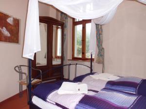 - une chambre avec un lit à baldaquin dans l'établissement Haus Nixe, à Loddin
