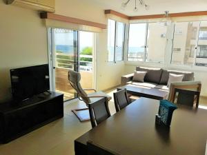 sala de estar con sofá y mesa en 16 SANDY BEACH, en Lárnaca