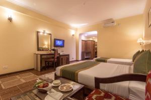 Katil atau katil-katil dalam bilik di Mount Kailash Resort