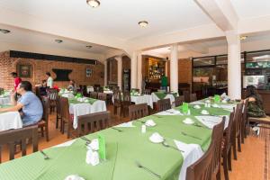 Restoran atau tempat lain untuk makan di Mount Kailash Resort