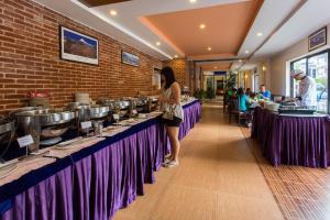 Restoran atau tempat lain untuk makan di Mount Kailash Resort