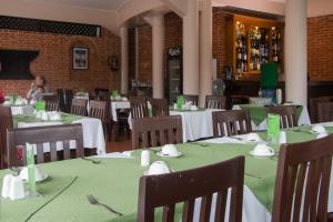 Restoran atau tempat lain untuk makan di Mount Kailash Resort