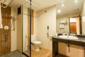 Baðherbergi á Mount Kailash Resort +37 myndir