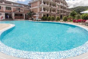 Kolam renang di atau dekat dengan Mount Kailash Resort