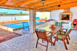 Bazén v ubytování Ema Holiday Home nebo v jeho okolí