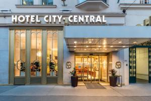 ein Hotel im Stadtzentrum mit einem Schild darauf in der Unterkunft Hotel City Central in Wien