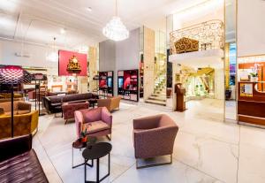 een lobby van een winkel met stoelen en tafels bij Hotel City Central in Wenen
