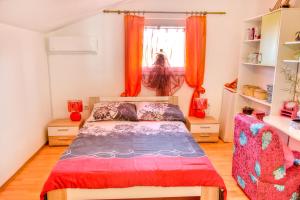 ein kleines Schlafzimmer mit einem Bett und einem Fenster in der Unterkunft Ema Holiday Home in Muntić