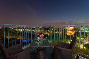 Balkón nebo terasa v ubytování Bella Premier Hotel & Rooftop Skybar