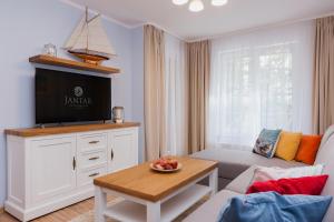 Televízia a/alebo spoločenská miestnosť v ubytovaní Jantar Apartamenty Exclusive Polanki Park SPA