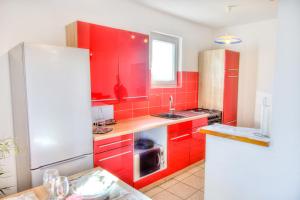 Kuchyň nebo kuchyňský kout v ubytování Ema Holiday Home