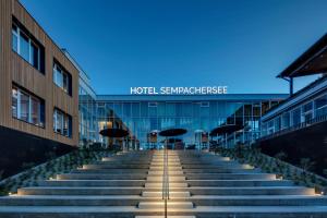 ノットヴィルにあるHotel Sempacherseeの夜間のホテル前の階段