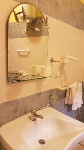 een badkamer met een wastafel en een spiegel bij Sa Colonia Chia in Chia
