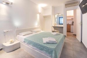 Villa Irena Bianca房間的床