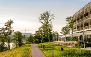 GonnesweilerSeezeitlodge Hotel & Spa的建筑旁的建筑