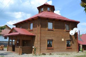 a log cabin with a tower on top of it at Hotel Zlagoda in Lazeshchyna