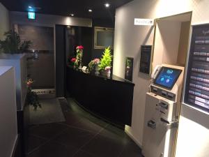 una floristería con una floristería en una habitación en Hotel PLAISIR (Adult Only) en Hiroshima
