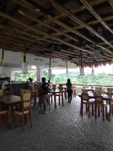 Un restaurante u otro lugar para comer en Jalyn's Resort Sabang