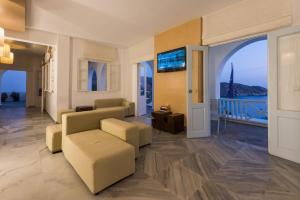 un salon avec un canapé et une télévision dans l'établissement Far Out Hotel & Spa, à Mylopotas