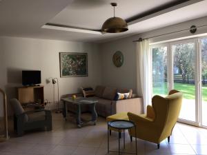 uma sala de estar com um sofá e uma mesa em AV villa em Nida