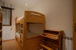 ビエスカスにあるApartamento Peña Erataのベッドルーム1室(二段ベッド付)