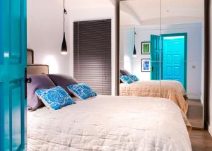 ベグールにあるCap Sa Sal Turquesaのベッドルーム1室(青いドア付きのベッド2台付)