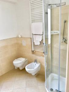 y baño con aseo, lavabo y ducha. en Palazzo Penzo Bellemo, en Chioggia